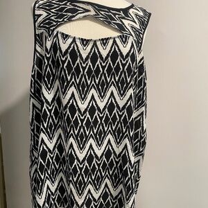 NWOT AVENUE BLK/WHT CHEVRON PRINT SLEEVELESS CUT OUT TOP 18/20